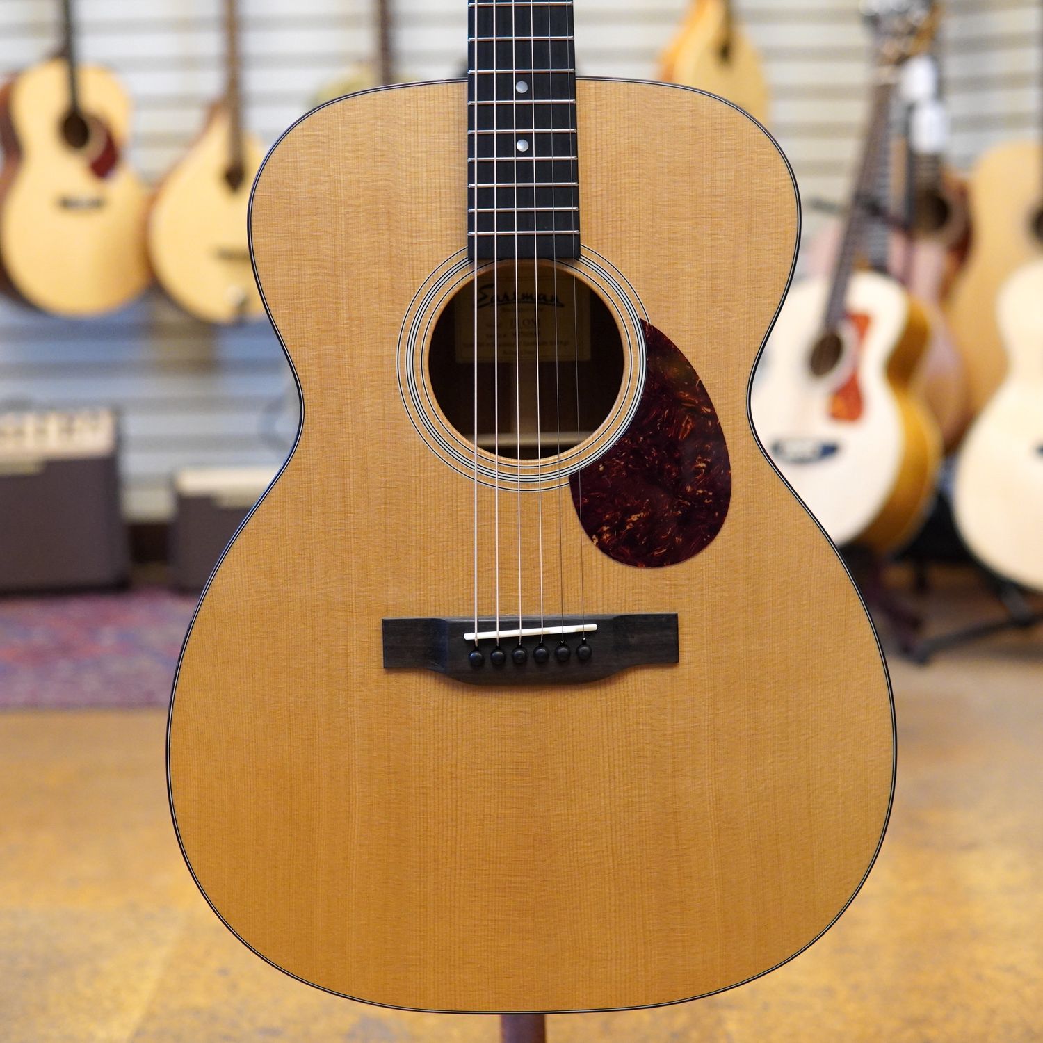 Eastman E1OM Sitka Spruce/Sapele Acoustic Guitar w/Padded Gig Bag