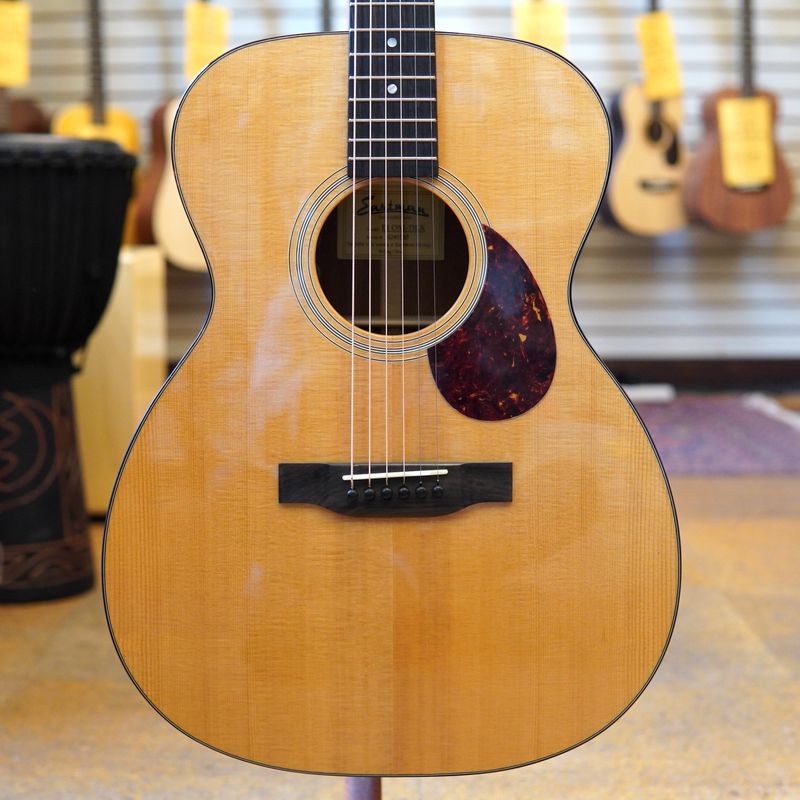 Eastman E1OM-DLX Sitka Spruce/Sapele Acoustic-Electric Guitar w/Padded Gig Bag