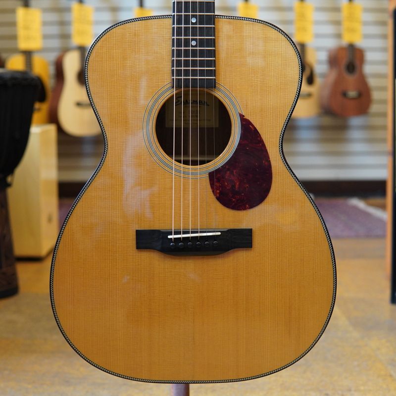 Eastman E3OM Deluxe All-Solid Sitka Spruce/Ovangkol Acoustic-Electric Guitar w/Padded Gig Bag