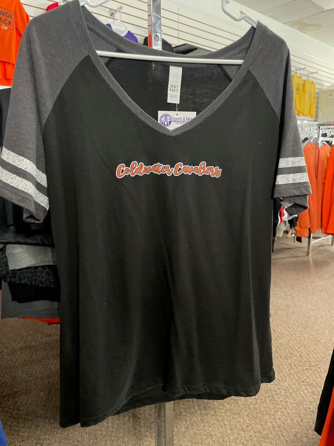 District  Women's Game V-Neck Tee. DM476 Black/ Heathered Charcoal L