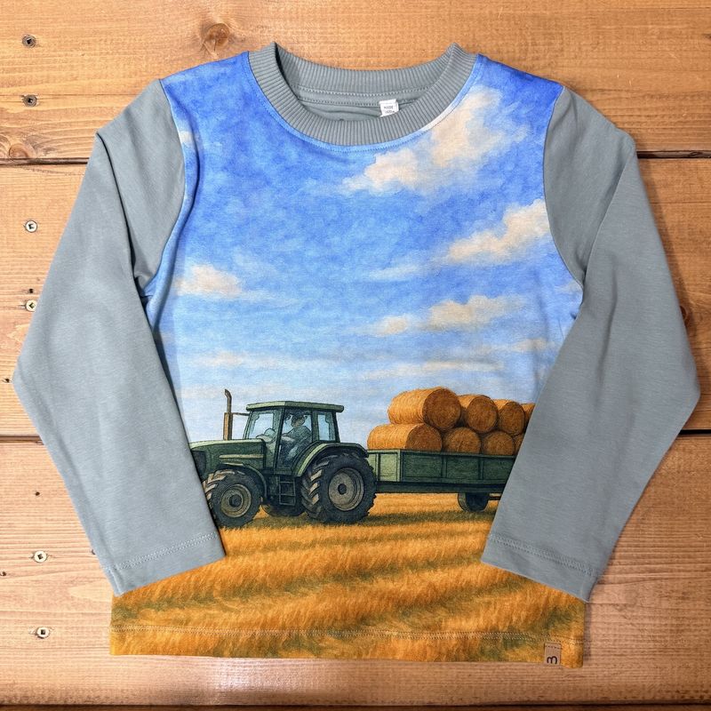 Minymo/Tee LS/Green Tractor Hauling Bails/Green