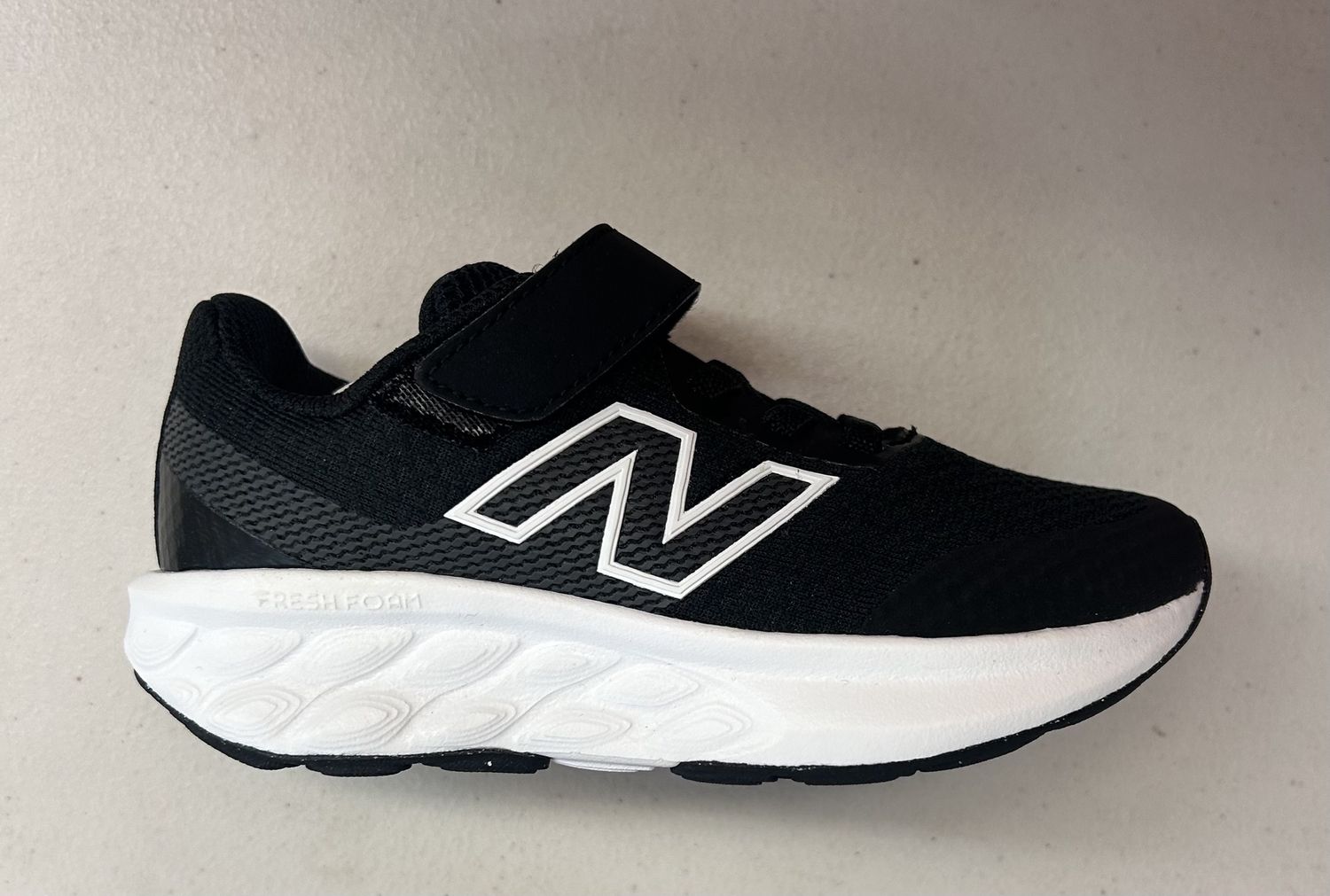 NB Little Kids 520 Hook &amp; Loop shoe/BLK WHT