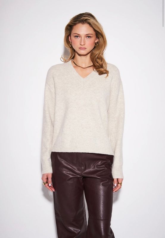 John &amp; Jenn / Charlie V-Neck Sweater / Oat