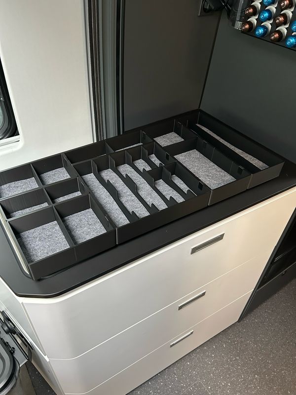 Besteck-Organizer für Adria Twin SGX 2025 – 7-teiliges Boxensystem mit optionaler Filzeinlage, obere Küchenschublade