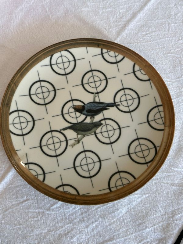 2 ASSIETTES  EN PORCELAINE "LES OISEAUX"