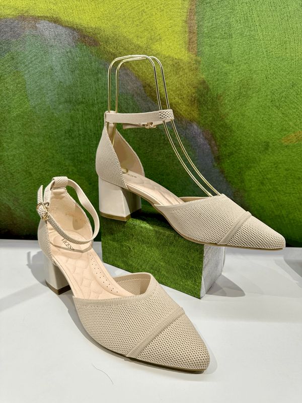 Mary Jane in tessuto knit beige con cinturino a caviglia regolabile