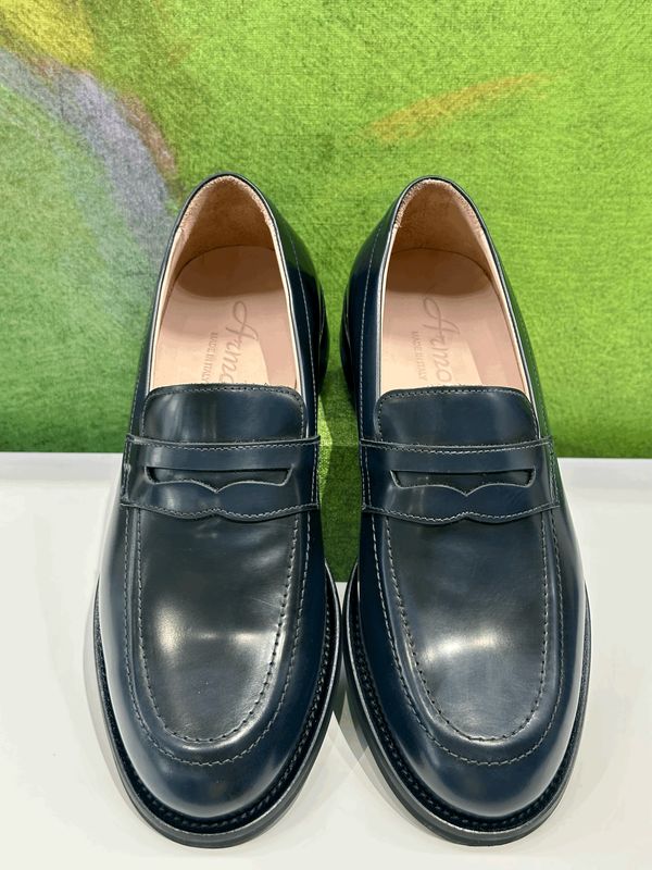 SHOES4ME mocassino  per uomo il classico rivisitato forma large linea elegance  in pelle blu spazzolato fondo cuoio