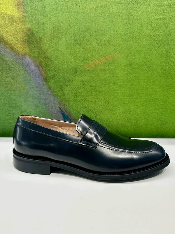 SHOES4ME mocassino  per uomo il classico rivisitato forma large linea elegance  in pelle blu spazzolato fondo cuoio