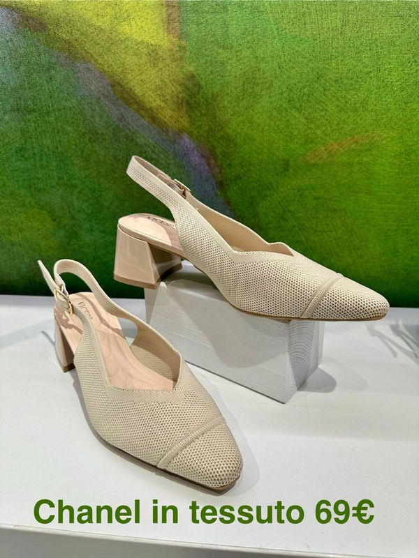 Sling Back in tessuto knit beige con cinturino regolabile elasticizzata