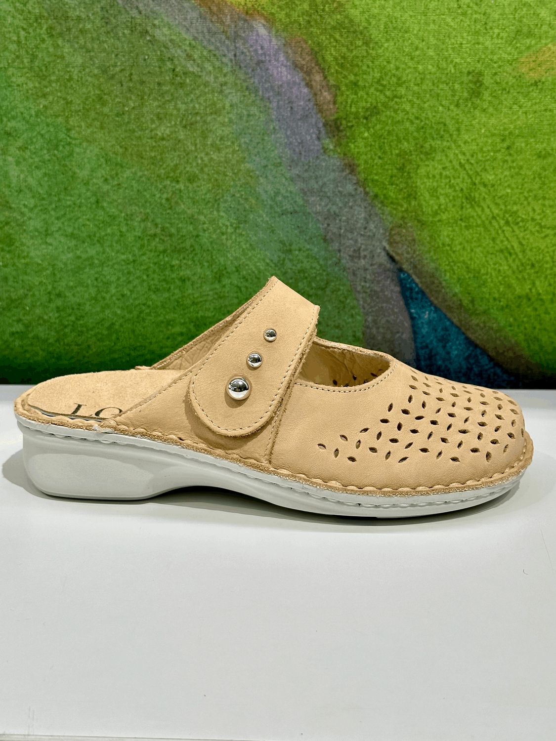 CALZATURIFICIO LOREN M3219 ciabatta chiusa traforata sabot beige Camel  plantare estraibile regolabile