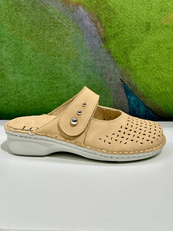 CALZATURIFICIO LOREN M3219 ciabatta chiusa traforata sabot beige Camel  plantare estraibile regolabile