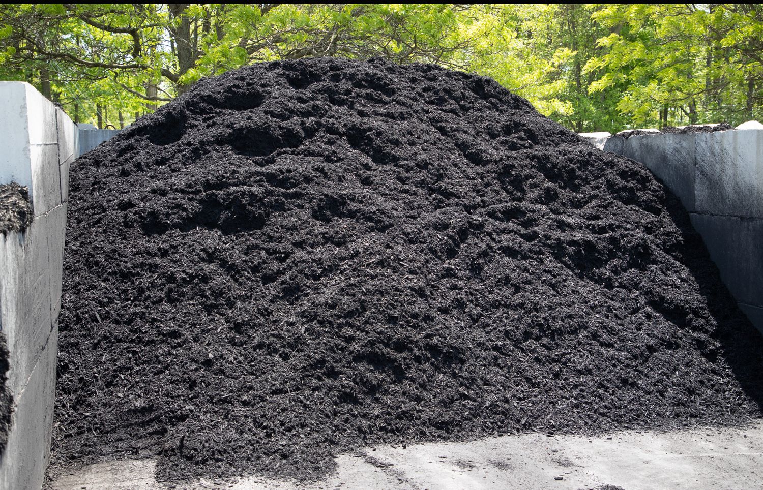 1 YD- Bulk Triple Shred Mulch, Color: Black