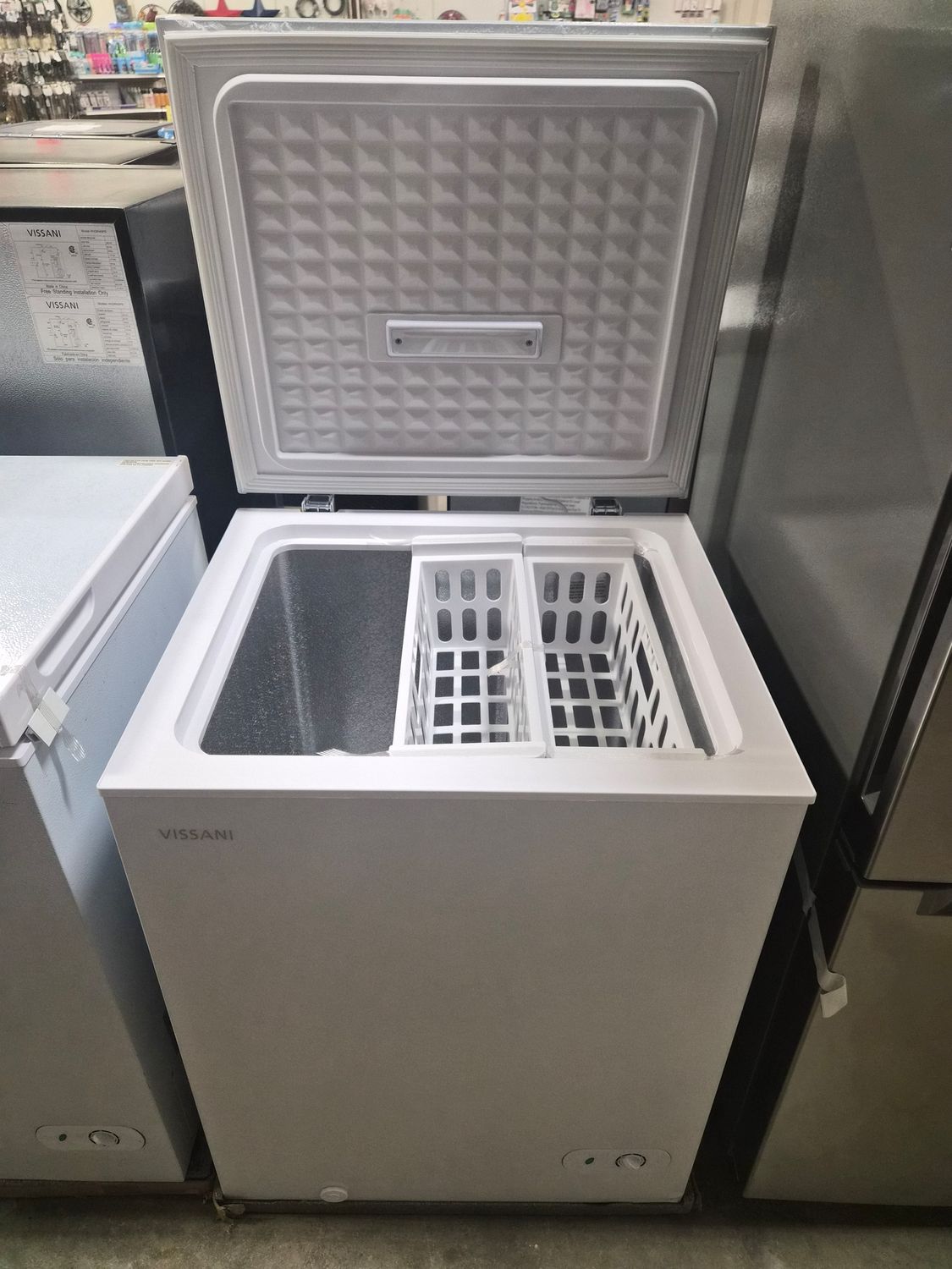 30 Day - Scratch &amp; Dent Vissani 5cuft Chest Freezer