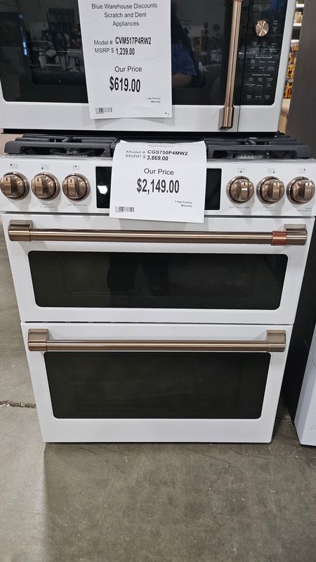 Scratch &amp; Dent CAFÉ™ Gas Double-Oven Range CGS750P4MW2