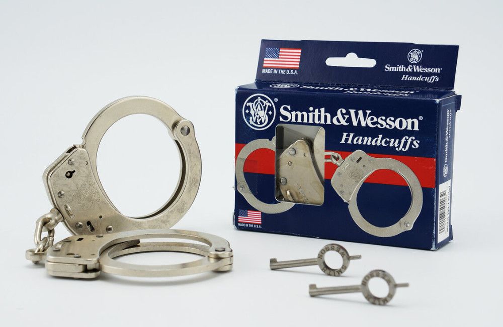 SMITH &amp; WESSON HANDCUFFS W/ PUSH PIN DOUBLE LOCK (2 KEYS) - MODEL 100P-1 NICKEL