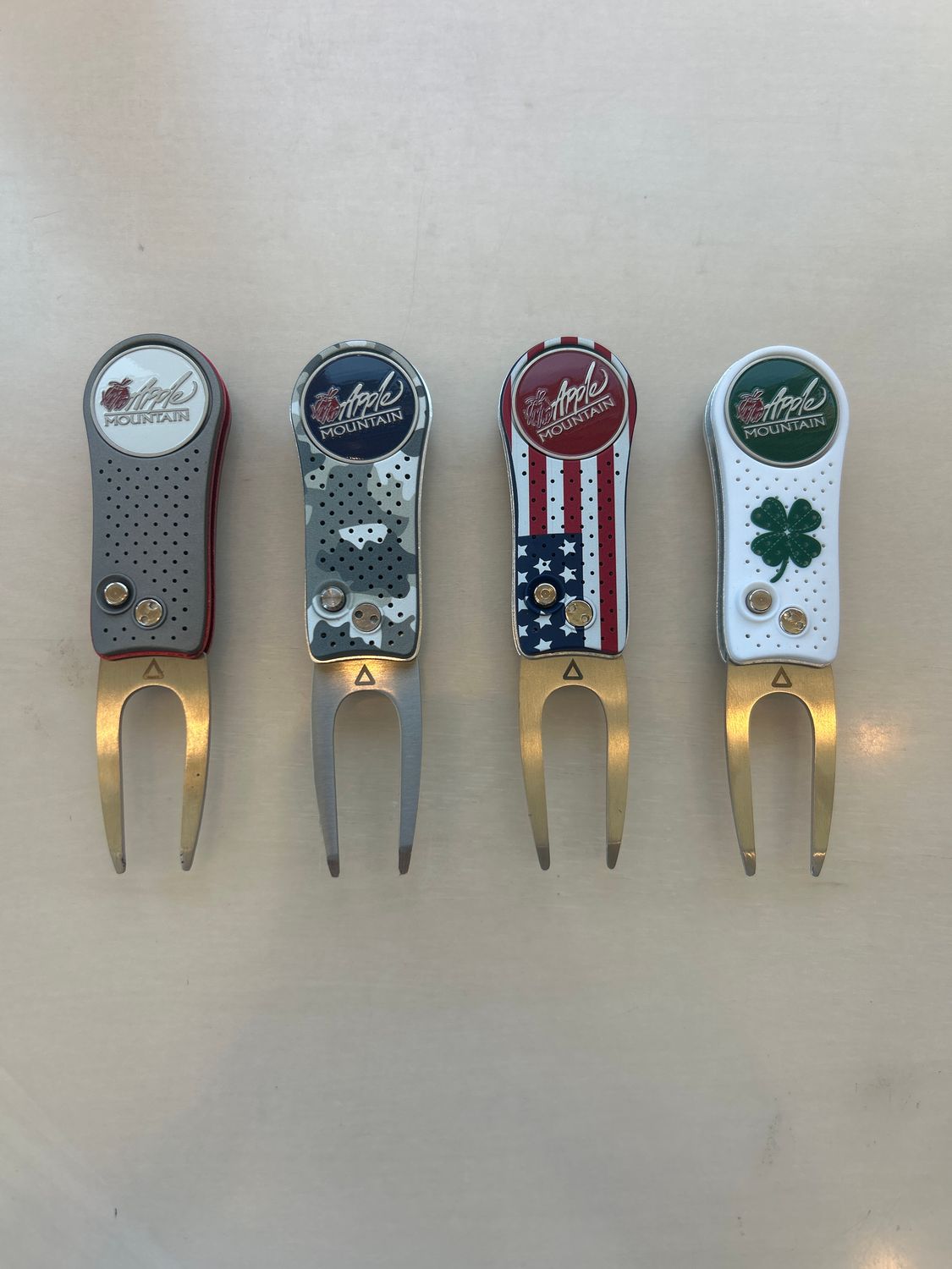 Apple Mountain Patterned Divot Tool