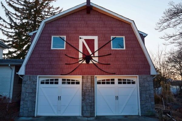 15 Foot Gigantic Climbing Spider