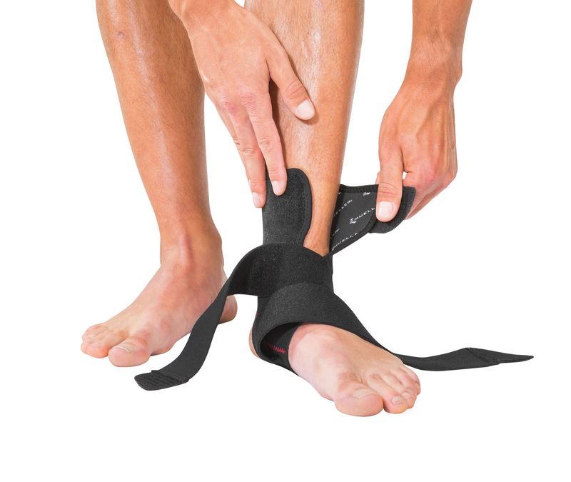 MUELLER ADJUSTABLE ANKLE SUPPORT