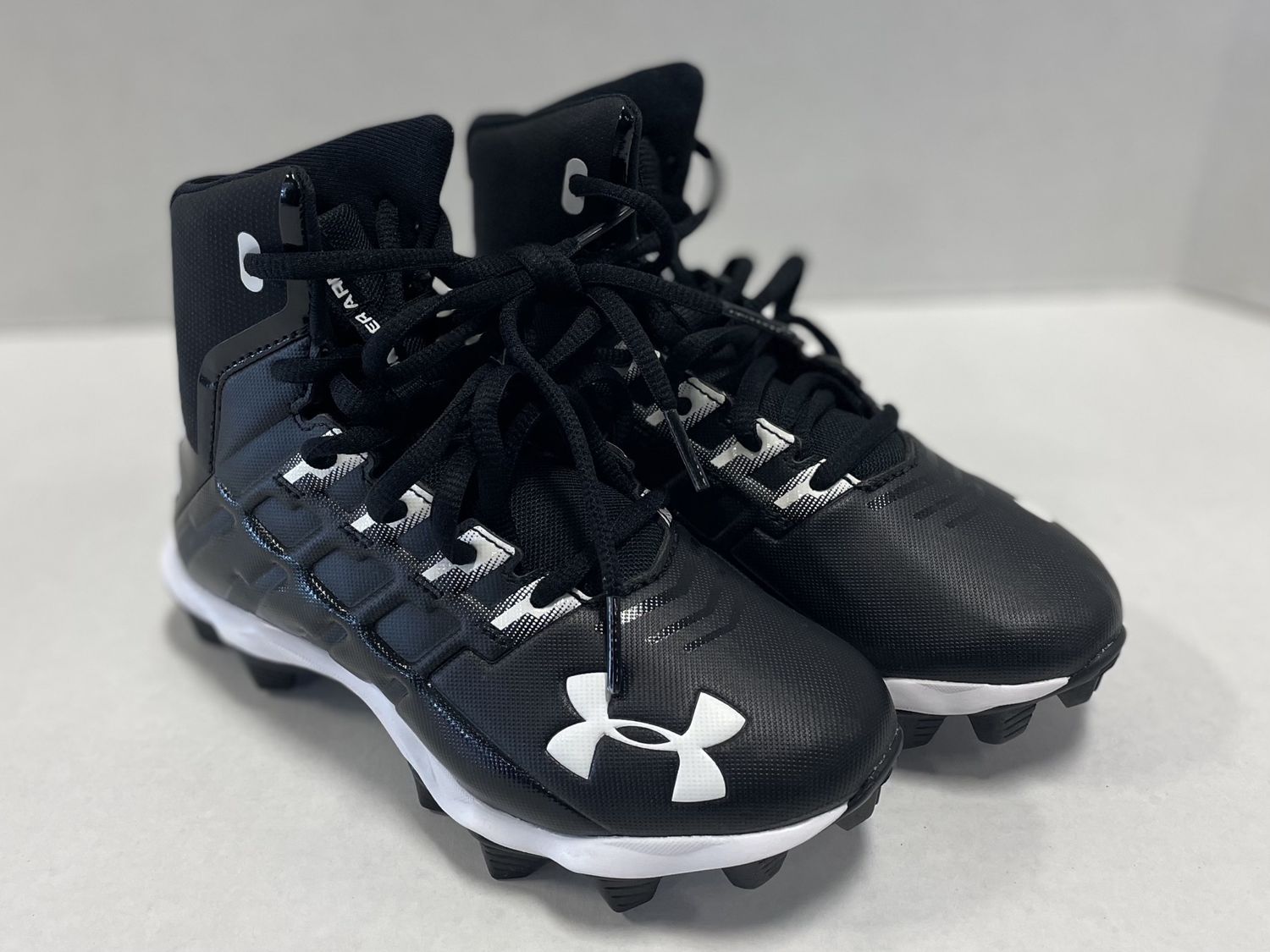 UNDER ARMOUR FB CLEAT BLK/WHT SIZE Y13