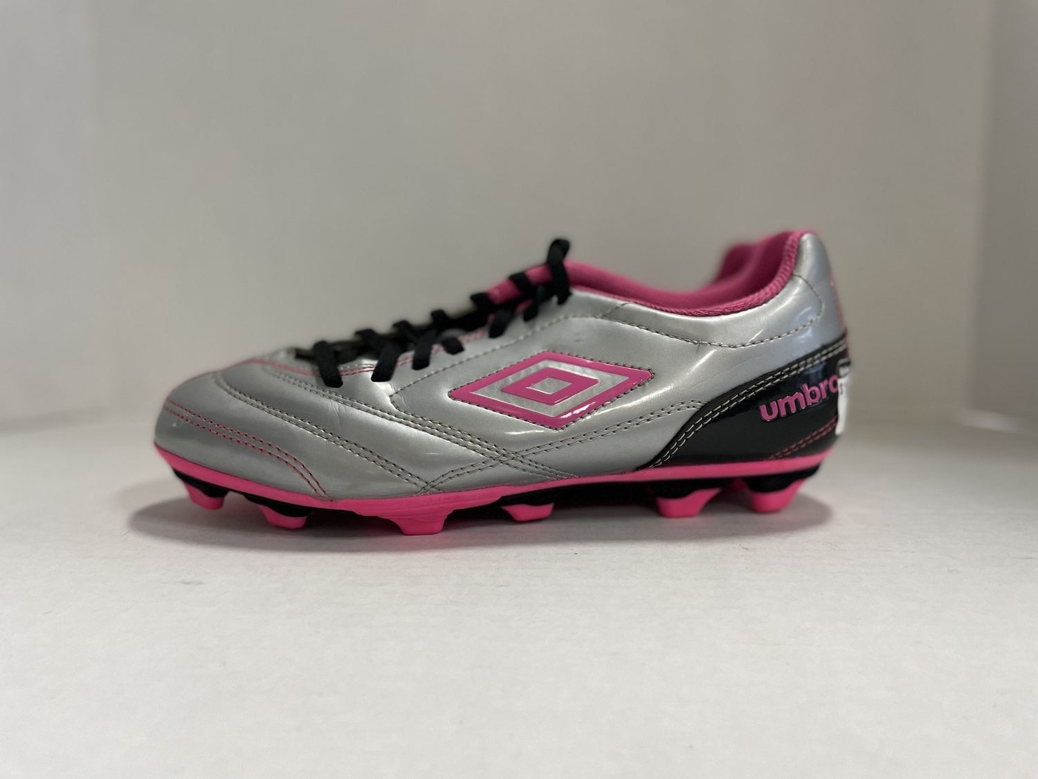 UMBRO SOCCER SHOE SIL/PNK SZ 7.5