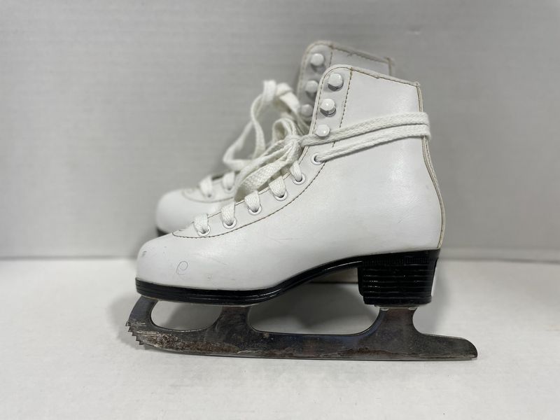 AMERICAN TRICOT FIGURE SKATE SZ 2