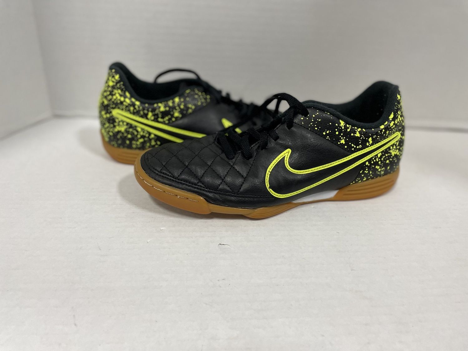 NIKE INDOOR SOCCER SHOE SZ 7