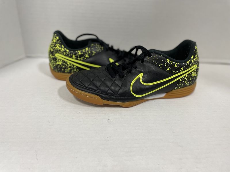 NIKE INDOOR SOCCER SHOE SZ 7