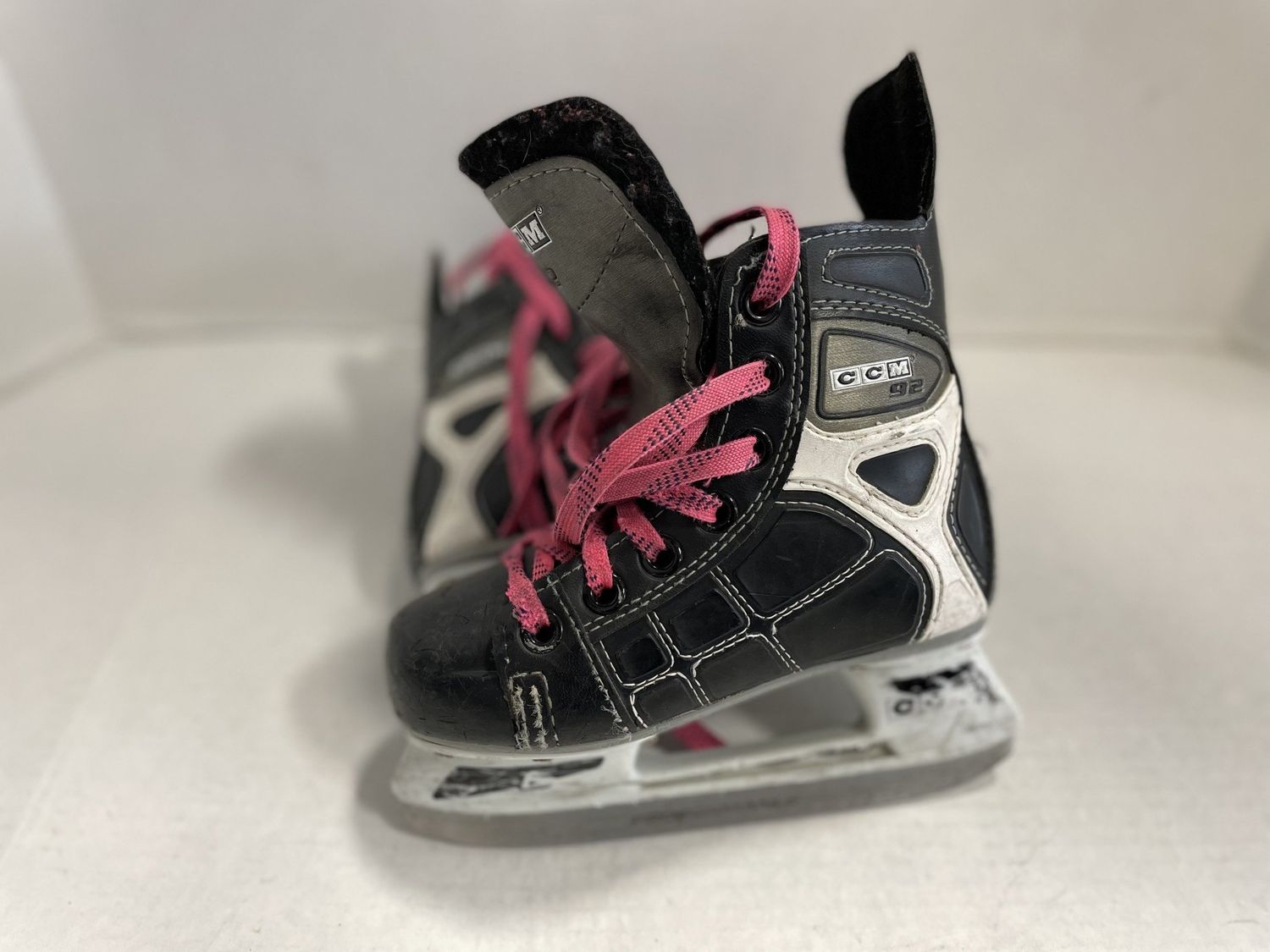 CCM 92 HOCKEY SKATE SZ Y10