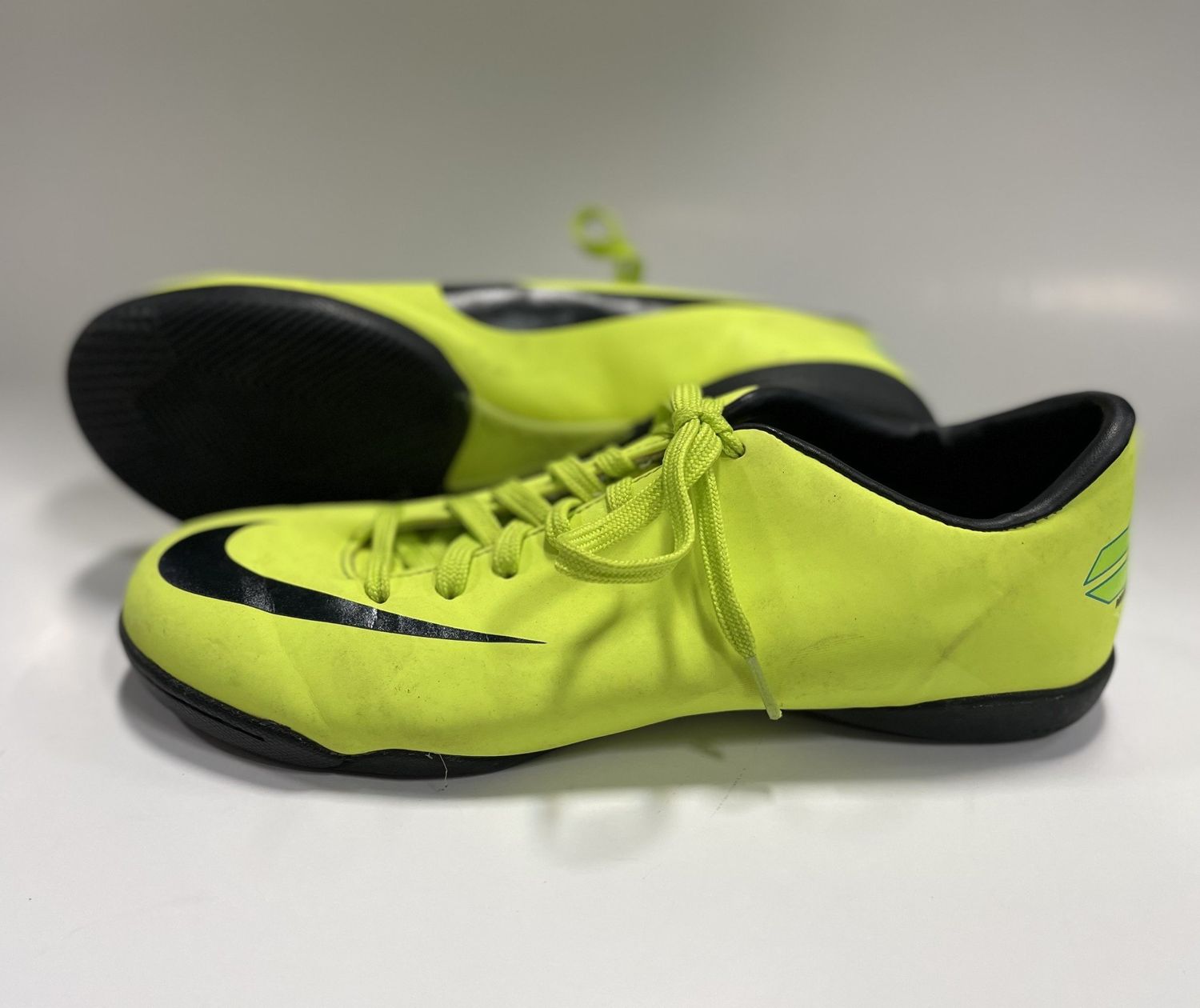 NIKE INDOOR SOCCER SHOE YEL SZ 6.5