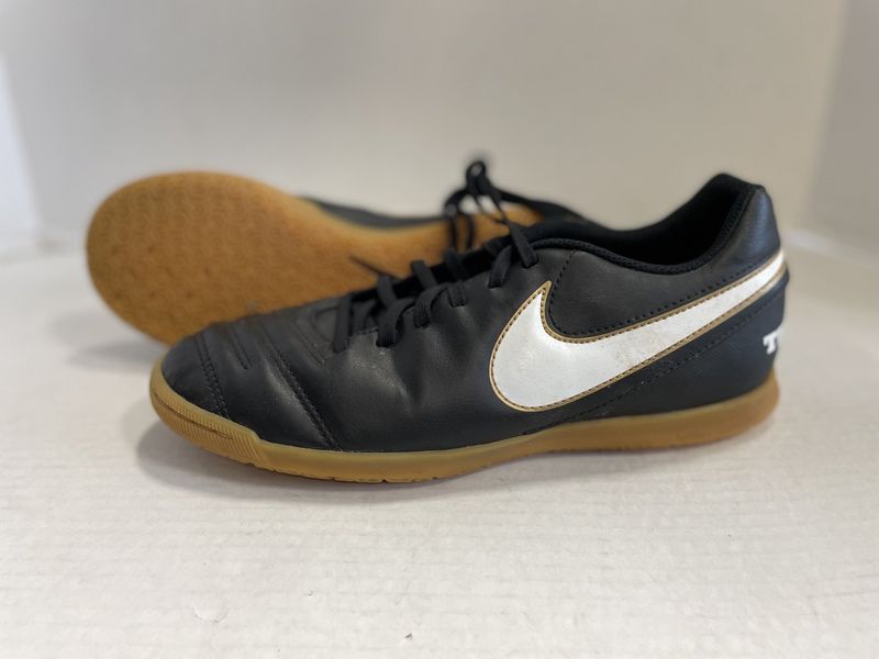 NIKE TIEMPO INDOOR SOCCER SHOE SZ 7.5