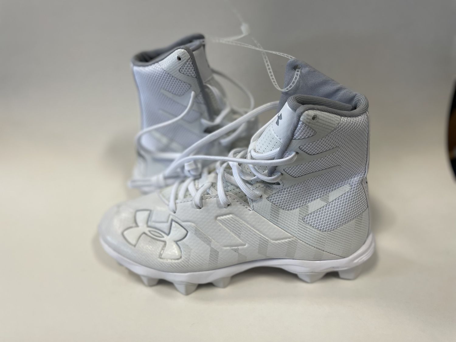 UNDER ARMOUR HIGHLIGHT FB CLEAT WHT SZ 4