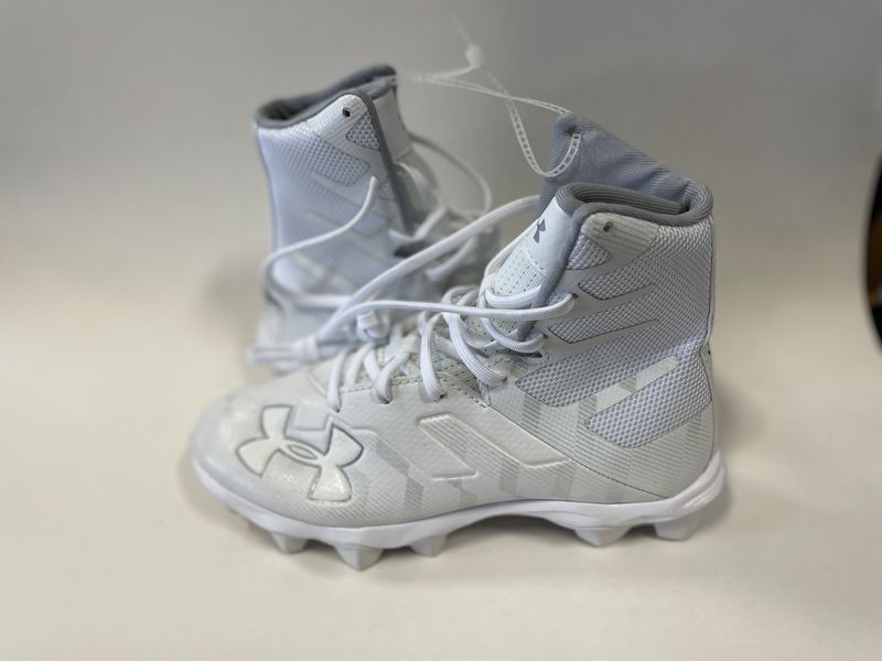 UNDER ARMOUR HIGHLIGHT FB CLEAT WHT SZ 4