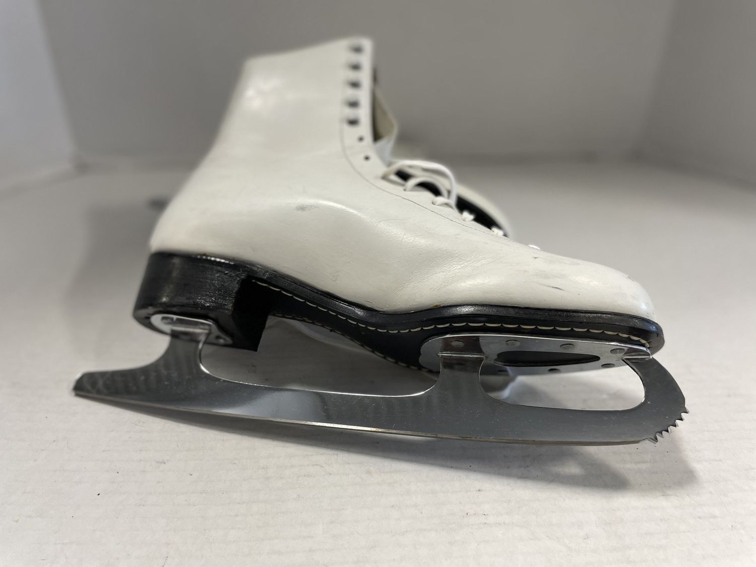 ROLLER DERBY LEATHER FIGURE SKATE SZ 9 WHT