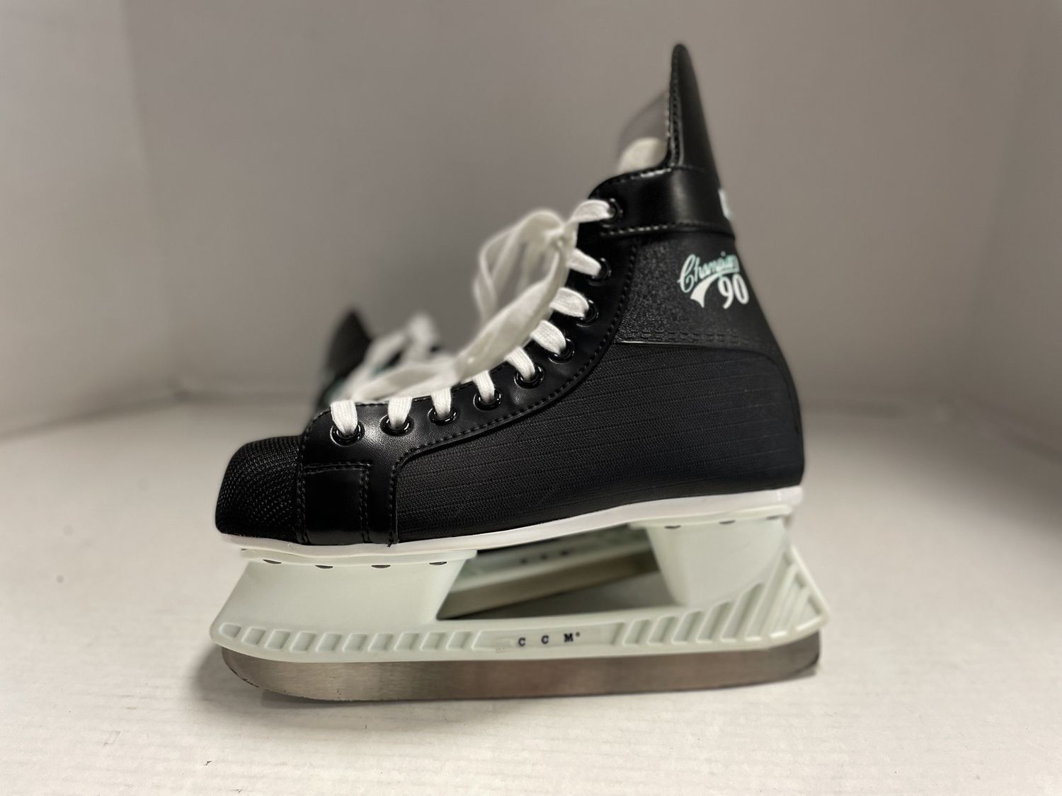 CCM CHAMPION 90 SKATE SZ 5