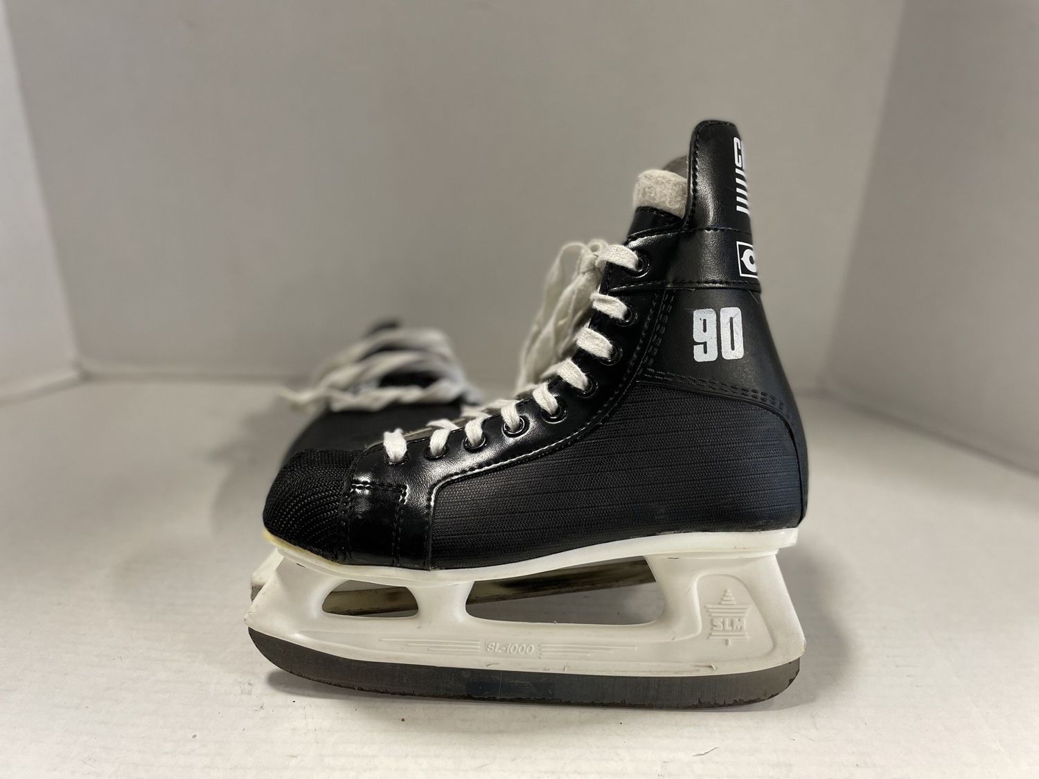 CCM CHAMPION 90 SKATE SZ 4