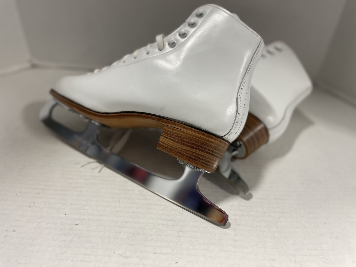 WHITE LEATHER FIGURE SKATE SZ 10.5