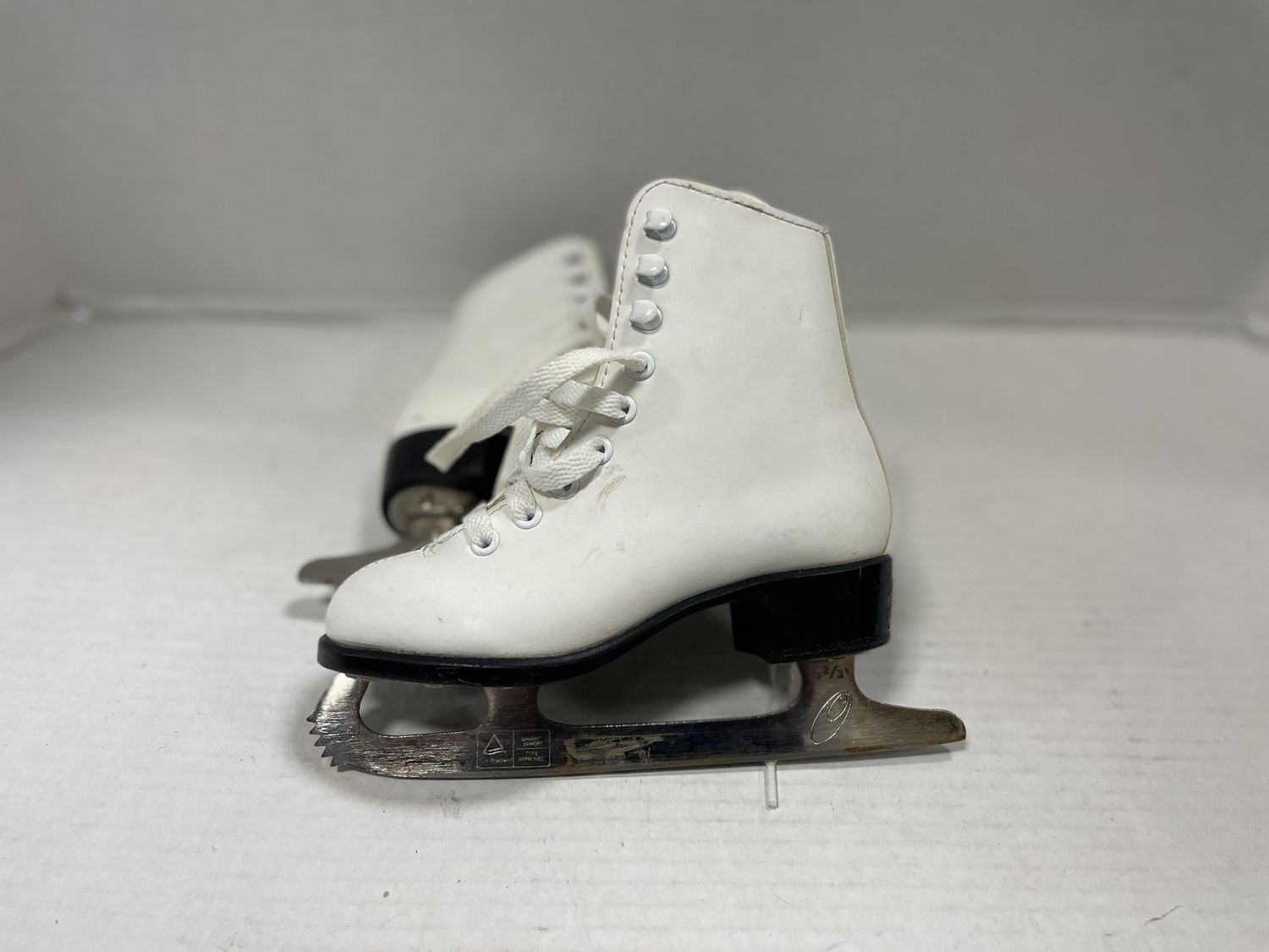 CCM COMPETITION FIGURE SKATE SZ Y10