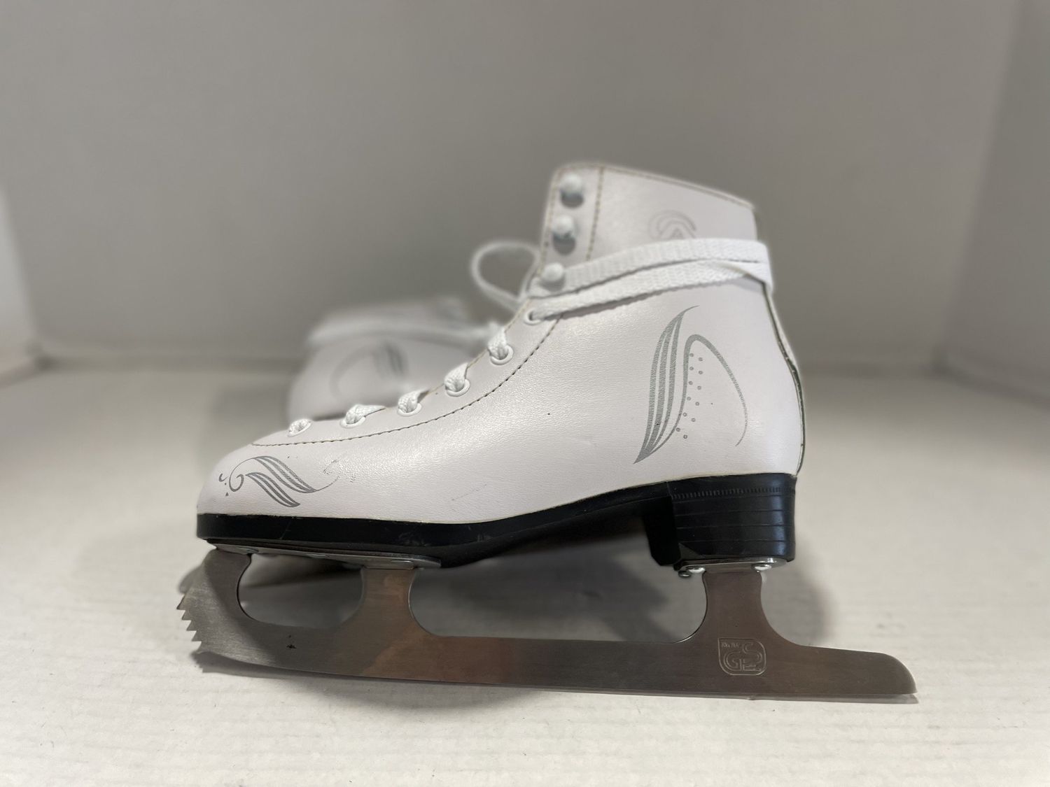 LAKE PLACID FIGURE SKATE SZ 2