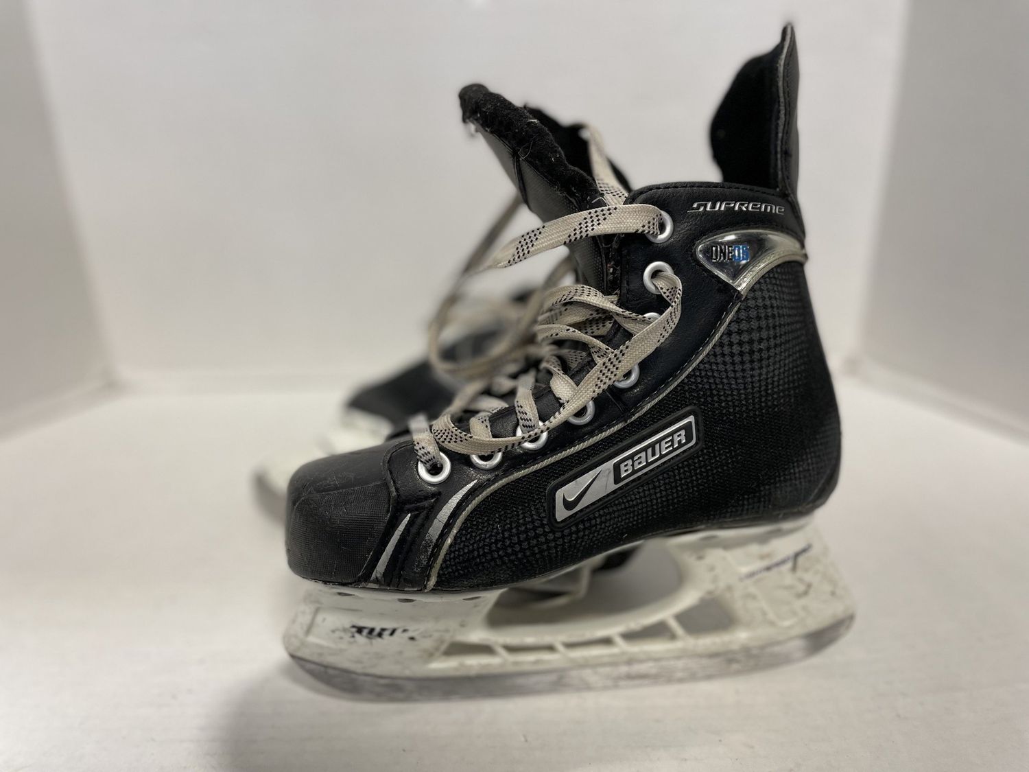 BAUER NIKE SUPREME SKATE SZ 2
