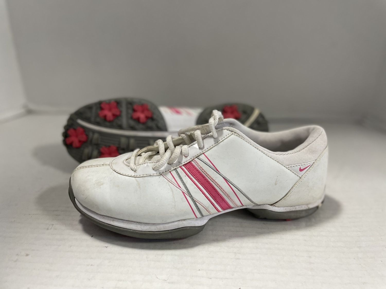 NIKE GOLF SHOE WHT/PNK SZ 6.5