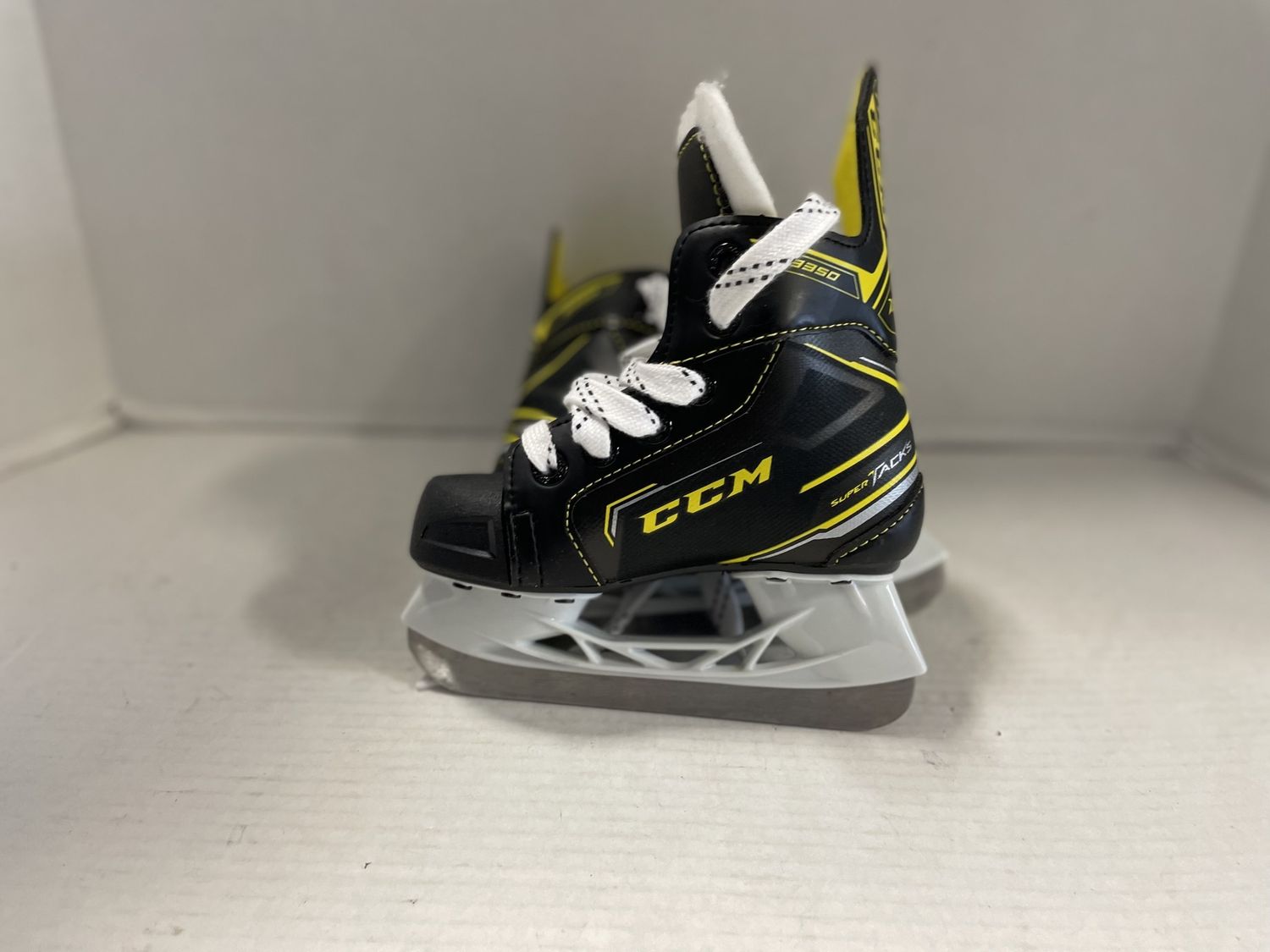 CCM 9350 SKATE SZ Y9