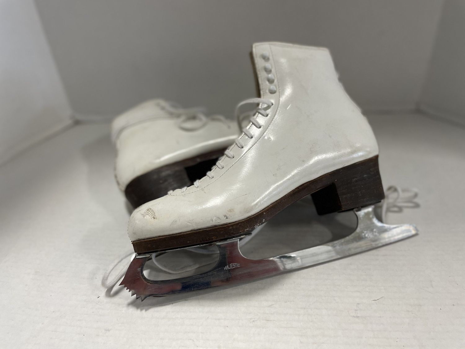 LEATHER FIGURE SKATE SZ 9