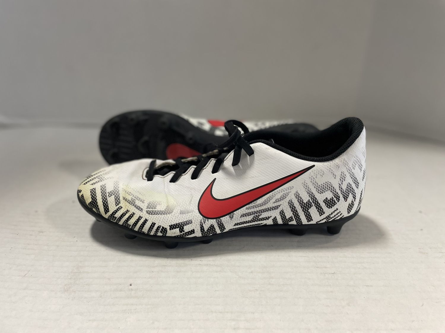 NIKE NEYMAR SOCCER SHOE SZ 8