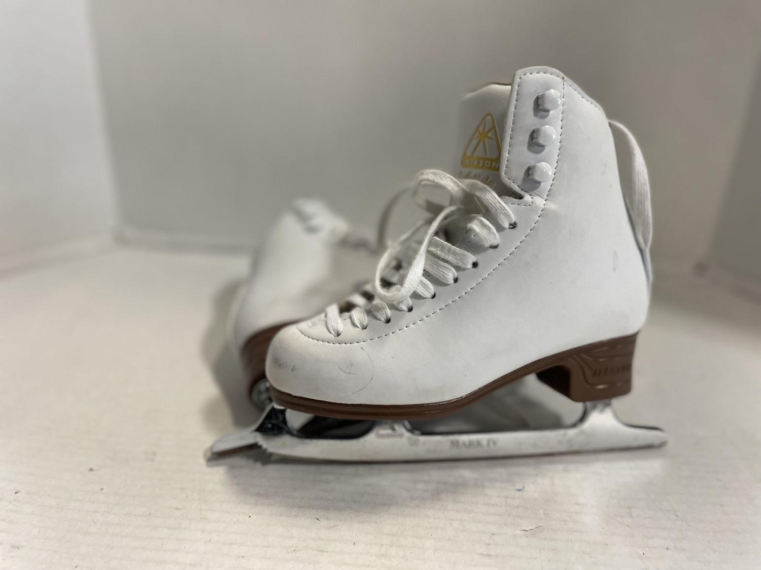 JACKSON ARTISTE FIGURE SKATE SZ 1.5