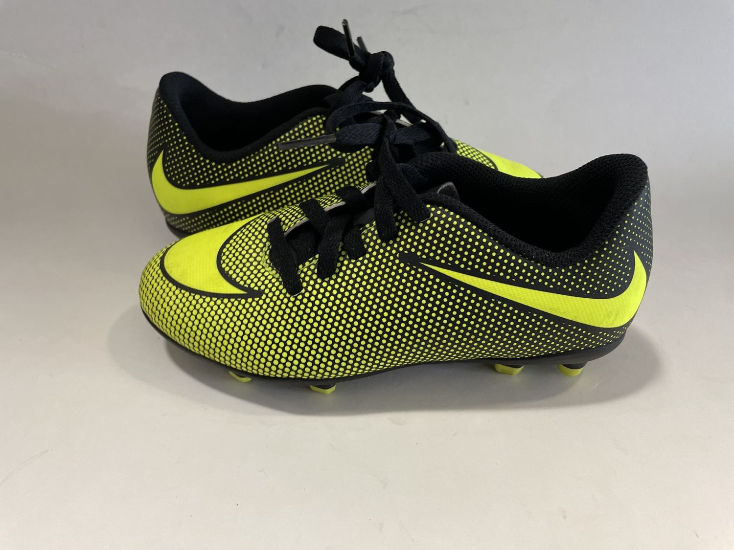 NIKE SOCCER SHOE SZ Y12