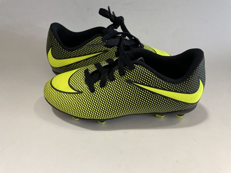 NIKE SOCCER SHOE SZ Y12