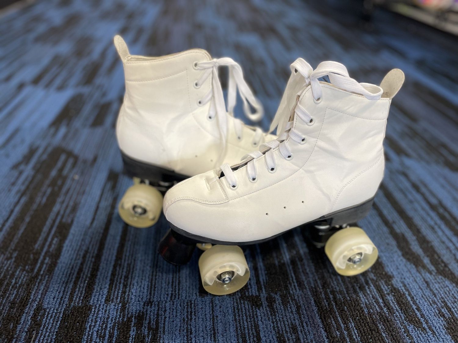WHITE ROLLER SKATE SZ 10