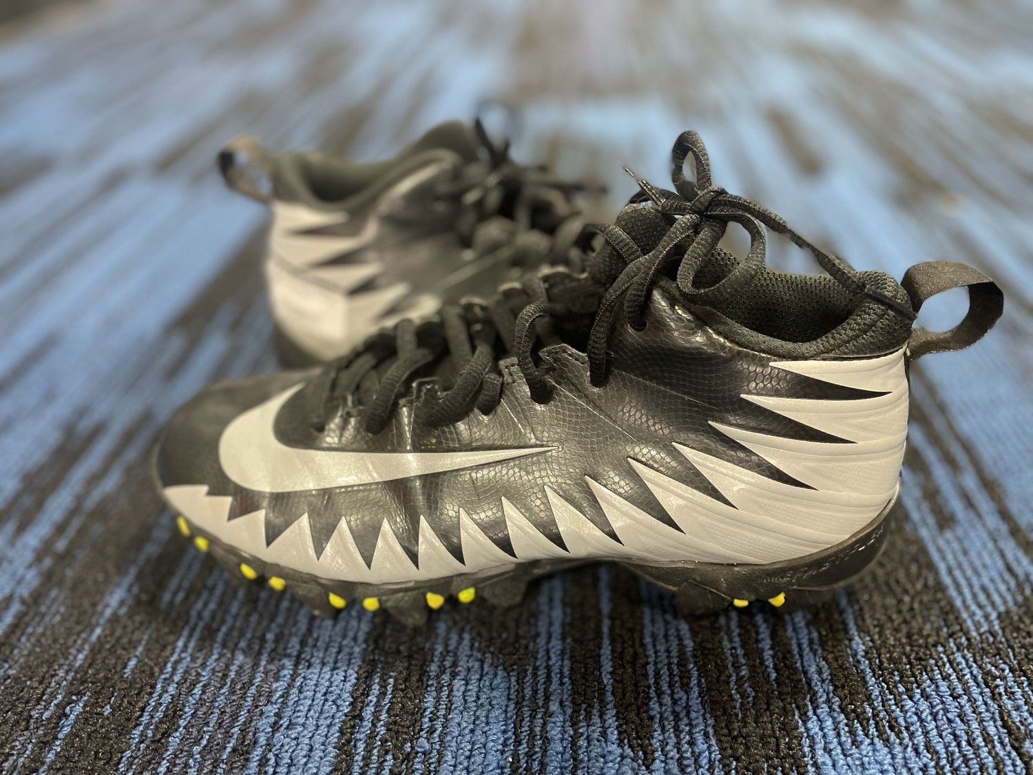 NIKE ALPHA FOOTBALL CLEAT SZ 6