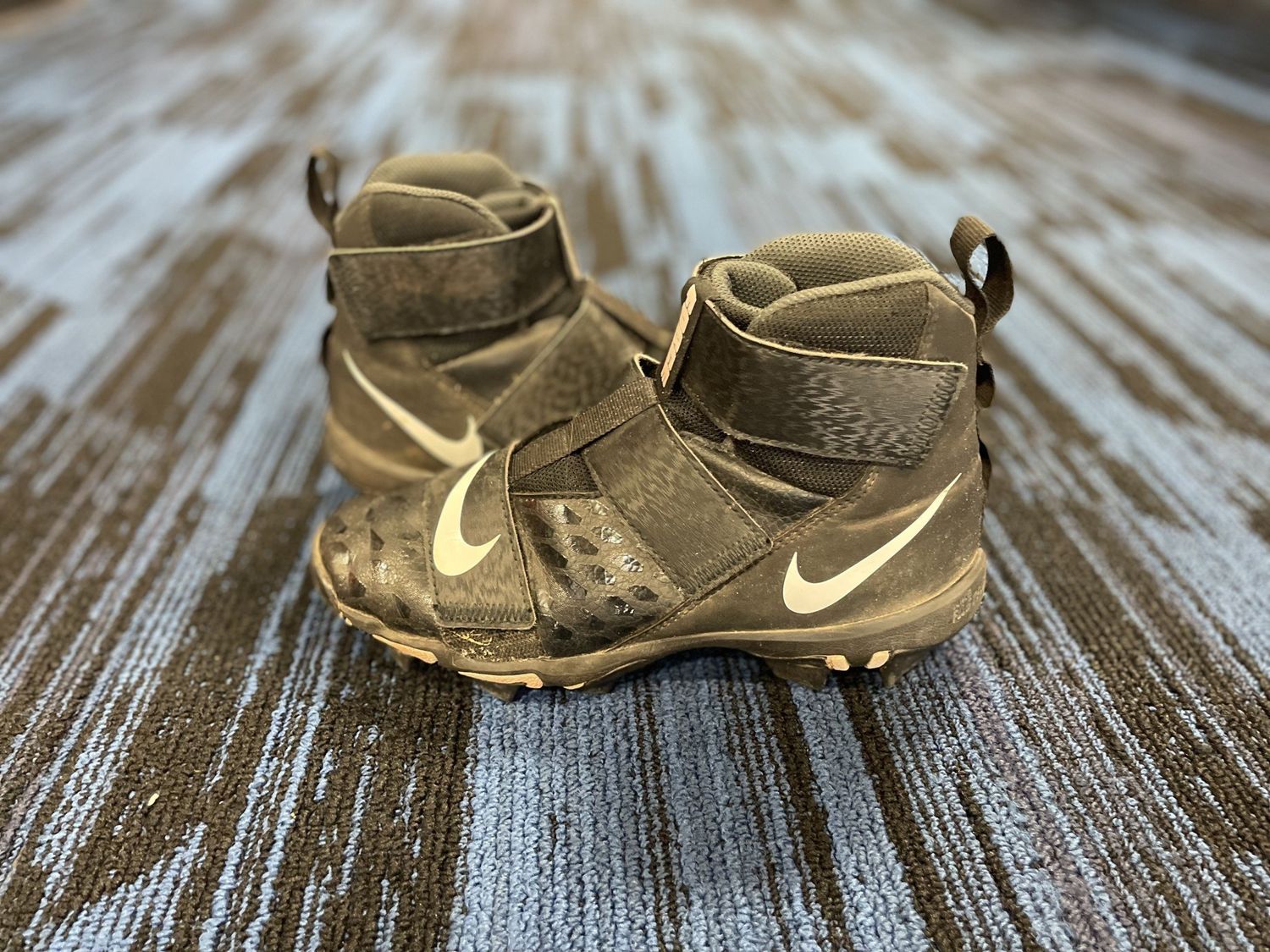 NIKE FORCE FOOTBALL CLEAT SZ 4