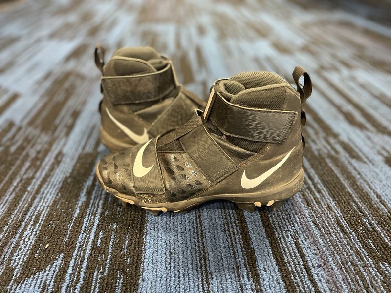 NIKE FORCE FOOTBALL CLEAT SZ 4